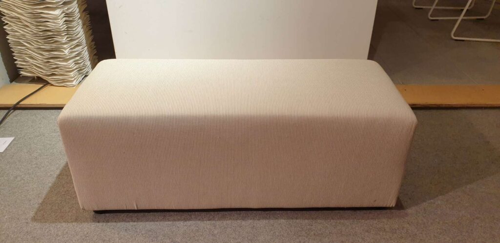 Polsterbank_Stoffbezogen_beige_gestreift_Lukaszewitz_Reutlingen