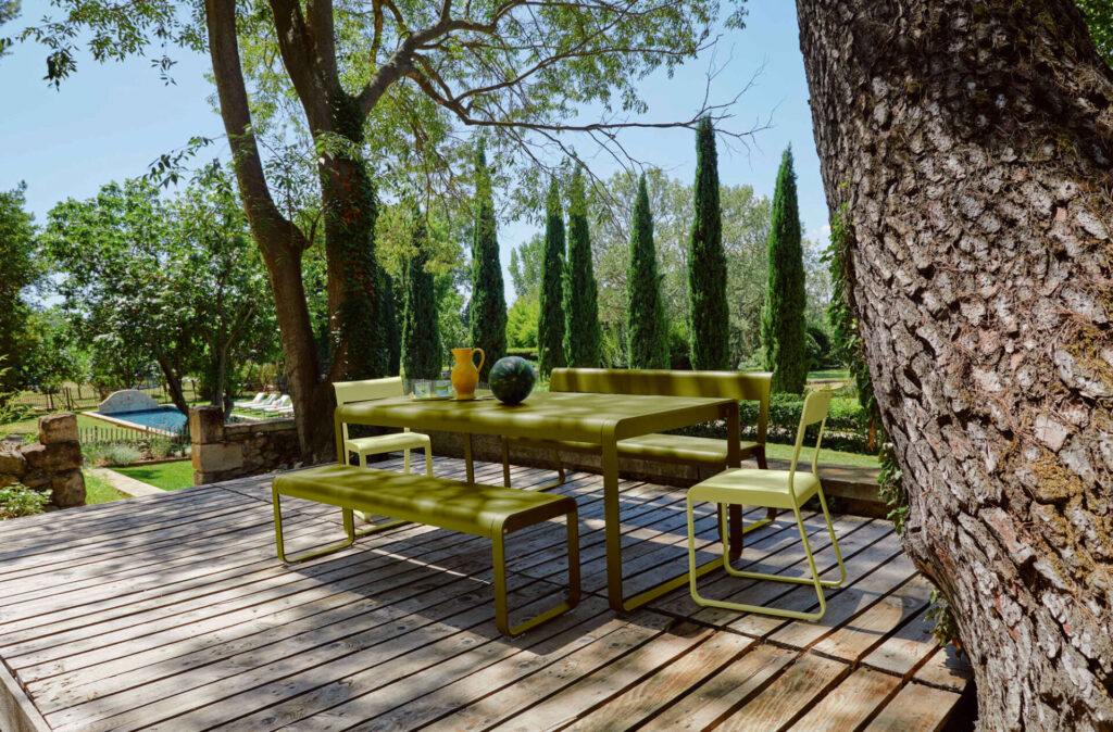 Bellevie_Pesto_Zitronensorbet_Tisch_Stuhl_Bank_2024_fermob_LOUISE_CARRASCO